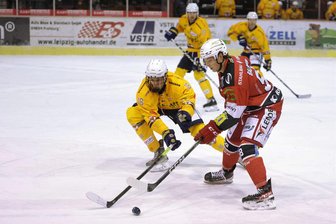 Eispiraten Crimmitschau verlieren Spitzenspiel und Verteidiger - Max Balinson (rechts) erzielte das Crimmitschauer Tor in Kassel. Das Foto zeigt ihn am Freitagabend im Heimspiel gegen die Lausitzer Füchse.