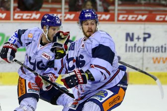Eispiraten Crimmitschau vermelden ersten Neuzugang - Martin Kokeš (vorn) beim Gastspiel der Tower Stars Ravensburg in Crimmitschau. Künftig spielt er für die Eispiraten. 
