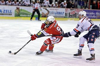 Eispiraten Crimmitschau verpassen am Feiertag wichtige Auswärtspunkte - Hayden Verbeek – links im Bild im Heimspiel gegen die Kassel Huskies im Oktober – traf am Dienstagabend in Selb zum zwischenzeitlichen 1:2-Anschluss für die Eispiraten Crimmitschau.