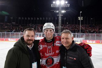 Eispiraten Crimmitschau verpflichten Roman Zap als Ersatz für Willy Rudert: Wie zwei Jahre in Nordamerika die Eishockey-Talente verändern - Jörg Buschmann (links) und Ronny Bauer (rechts) haben einen Ersatz für Willy Rudert (Mitte) verpflichtet. Roman Zap besetzt die U-24-Stelle.