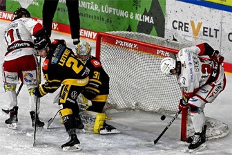 Eispiraten Crimmitschau verspielen 3:1-Führung in Krefeld: Entscheidung fällt im siebenten Spiel am Dienstag - Thomas Reichel bringt die Eispiraten im Powerplay in Führung.