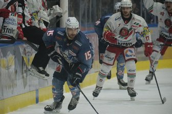 Eispiraten Crimmitschau: Verteidiger kommt mit viel Erfahrung von gleich drei Ligakonkurrenten - Das Kunsteisstadion im Sahnpark ist für Denis Shevyrin (vorn) kein Neuland. Bereits seit 2018 spielt der Verteidiger durchgängig in der DEL 2 und gehörte stets zu den Gegnern der Eispiraten Crimmitschau, so wie auf dem Foto im Dress der Kassel Huskies in der Saison 2022/23. Zur neuen Spielzeit trägt er nun das Trikot der Westsachsen.