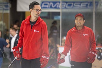 Eispiraten Crimmitschau verzichten künftig auf zweiten Co-Trainer - Sebastian Becker (links) und Esbjörn Hofverberg (rechts) fungierten in der Saison 2024/25 beide als Co-Trainer bei den Eispiraten. Künftig gehört Becker nicht mehr dem Trainerteam an.