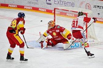Eispiraten Crimmitschau: Vier Tore bei der Düsseldorfer EG bringen trotz großer Fan-Unterstützung keine Punkte - Eispiraten-Stürmer Corey Mackin (rechts) scheitert in dieser Szene an DEG-Torhüter Ryan Bednard.