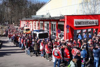 Eispiraten Crimmitschau vor dem dritten Spiel gegen Krefeld: Wie der Fanmarsch lief und warum zwei wichtige Akteure fehlen - Großer Andrang im Kunsteisstadion im Sahnpark in Crimmitschau: Zwei Stunden vor Spielbeginn hat sich eine lange Warteschlange gebildet.