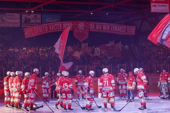Eispiraten Crimmitschau vor Sachsenderby-Doppelpack: Welche Mutmacher und welche Sorgenkinder es gibt - Mit einem Banner erinnern die Fans an das Jubiläum des Kunsteisstadions im Sahnpark. Zum Derby zwischen Crimmitschau und Weißwasser werden 3000 Zuschauer erwartet.