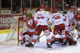 Eispiraten Crimmitschau: Wagner, Smith und Marenis schießen Hausherren zum Derbysieg - In der Szene drückt Colin Smith die Scheibe zur 2:1-Führung über die Linie und dreht jubelnd in Richtung der Attacke-Kurve ab.