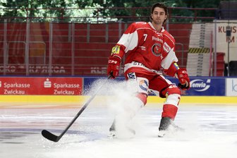 Eispiraten Crimmitschau warten auf Klarheit zu Verteidiger Adam McCormick: Warum er nach Kanada zurückgeflogen ist - Adam McCormick steht den Eispiraten Crimmitschau vorerst nicht zur Verfügung.