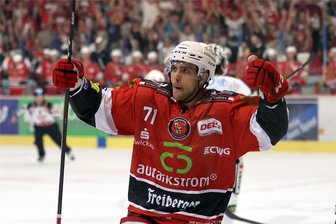 Eispiraten Crimmitschau: Warum bei Scott Feser der Knoten in der neuen Saison (wieder) geplatzt ist - Scott Feser tauscht am Freitag den weißen gegen den goldenen Helm. Der Deutsch-Kanadier ist nach seinem Powerplay-Tor gegen Bietigheim der beste Scorer im Team.