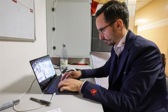 Eispiraten Crimmitschau: Warum Co-Trainer Sebastian Becker nicht hinter der Bande steht - Sebastian Becker sitzt am Laptop. Er zerlegt die Live-Bilder in 150 bis 200 Videoclips pro Drittel. Eine kleine Auswahl davon wird in den Pausen auf einem Bildschirm in der Kabine gezeigt.
