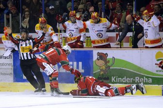 Eispiraten Crimmitschau: Warum das Team ohne Kapitän Tobias Lindberg den 5:1-Sieg gegen Kaufbeuren gefeiert hat - Topscorer Tobias Lindberg bleibt in der 47. Minute benommen auf dem Eis liegen. Zuvor ist er mit dem Kopf in die Bande gekracht.