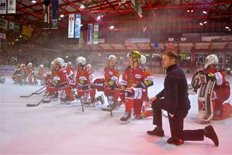 Eispiraten Crimmitschau: Warum der Aufschwung auch etwas mit dem Absturz des FSV Zwickau zu tun hat - Trainer Jussi Tuores und sein Team freuen sich auf die Derbys gegen Weißwasser und Dresden.