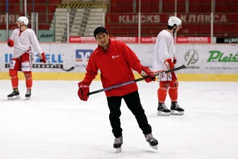 Eispiraten Crimmitschau: Warum der Co-Trainer als Chef-Trainer einspringt - Eispiraten-Training am Donnerstag: Co-Trainer Esbjörn Hofverberg hat die Anweisungen gegeben.