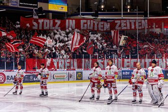 Eispiraten Crimmitschau: Warum der Trainer das 1:7 in Weiden beschämend fand - Die Eispiraten wussten in Weiden viele Fans hinter sich. Der Support von den Rängen war besser als die Leistung auf dem Eis.