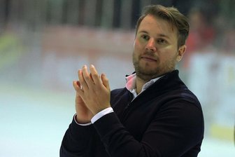 Eispiraten Crimmitschau: Warum der Trainer glücklich über den Punkt von Freiburg ist - Jussi Tuores applaudiert seiner Mannschaft. Mit Platz 3 und 29 Punkten kann sich die Zwischenbilanz sehen lassen.