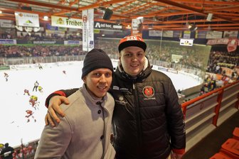 Eispiraten Crimmitschau: Warum ein Student in die „Taxifahrer-Rolle“ schlüpft und einen US-Boy aus Innsbruck abholt - Sie haben am Sonntag viel Zeit im Auto verbracht: Florian Uda (rechts) mit Neuzugang Corey Mackin nach der Ankunft im Kunsteisstadion im Sahnpark.