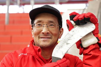 Eispiraten Crimmitschau: Warum Esbjörn Hofverberg an Heiligabend für viele Eishockey-Profis kocht - Co-Trainer Esbjörn Hofverberg lädt etliche Profis der Eispiraten Crimmitschau an Weihnachten zu sich nach Hause ein.