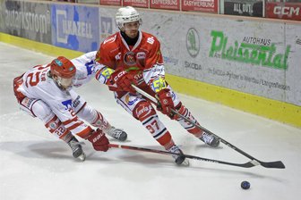 Eispiraten Crimmitschau: Warum für Trainer Jussi Tuores die Spielpause genau zum richtigen Zeitpunkt kommt - Lois Spitzner - hier rechts im Spiel gegen Landshut - und seine Teamkollegen haben bald ein paar freie Tage.