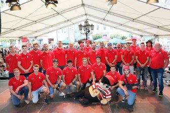Eispiraten Crimmitschau: Warum nicht das komplette Team auf die Markfest-Bühne kommt - Oft war das komplette Eispiraten-Team - wie hier 2019 - auf der Marktfest-Bühne. Diesmal fehlen Trainer Jussi Tuores und einige Profis.