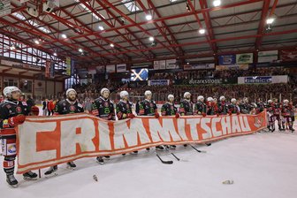 Eispiraten Crimmitschau: Warum Teammanager Ronny Bauer die Party auf dem Eis als erster verlassen hat - Das Plakat mit der Aufschrift „Crimmitschau“ hielten Profis und Mitarbeiter am Sonntagabend in den Händen.