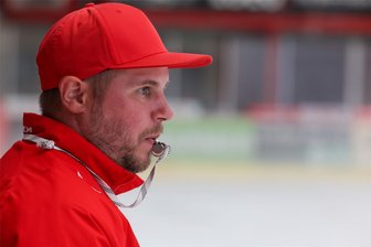 Eispiraten Crimmitschau: Warum Trainer Jussi Tuores zum Trainingsstart ein Luxusproblem hat - Trainer Jussi Tuores hat seine Profis am Donnerstag zweimal auf das Sahnpark-Eis geschickt.