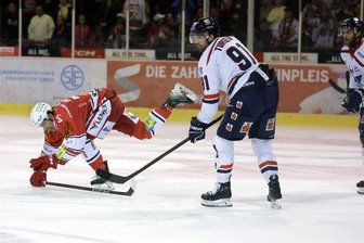 Eispiraten Crimmitschau: Was für und was gegen Aktivitäten auf dem Transfermarkt spricht - Scott Feser und die Eispiraten Crimmitschau haben einen holprigen Start in die neue Saison hingelegt. Als nächste Gegner warten Kaufbeuren am Freitag und Rosenheim am Sonntag.