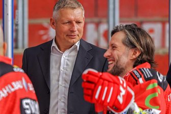 Eispiraten Crimmitschau: Was in den nächsten Wochen auf dem Transfermarkt geplant ist - Gute Laune: Teammanager Ronny Bauer (hier mit Dominic Walsh) spricht über die Pläne der Eispiraten auf dem Transfermarkt.