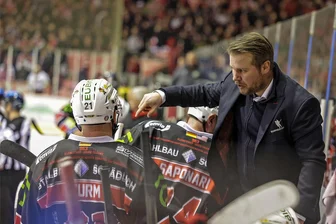 Eispiraten Crimmitschau: Was in der Offensive besser klappen muss und wie es mit Unterstützung vom DEL-Partner aussieht - Trainer Jussi Tuores hat nach der Niederlage am Dienstag eine klare Forderung: Das Spiel mit dem Puck muss bei den Eispiraten besser und schneller werden.