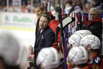 Eispiraten Crimmitschau: Was Trainer Jussi Tuores bisher gefällt und wo noch Baustellen im Team sind - Die Eispiraten Crimmitschau stehen mit Jussi Tuores (Mitte) als Headcoach zur Saisonhalbzeit in der DEL 2 so gut da wie noch nie.