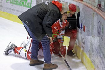 Eispiraten Crimmitschau weiter im Pech: Was der Vize-Kapitän und die Trainer zur Verletzung von Tobias Lindberg sagen - Mannschaftsarzt Matthias Modes (links) und Mannschaftsbetreuer Norman Markert helfen Tobias Lindberg auf die Beine.