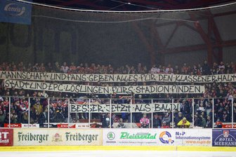 Eispiraten Crimmitschau weiter ohne Stadionnutzungsvertrag: Was verkündet OB André Raphael am 20. März im Stadtrat? - Der Appell von den Fans der Eispiraten Crimmitschau ist eindeutig. Sie entrollten in der Heine-Kurve erneut Plakate.