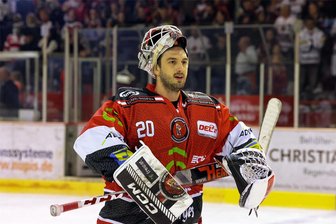 Eispiraten Crimmitschau: Welche Unterstützung für Keeper Christian Schneider bei seinem Saisondebüt ganz wertvoll war - Christian Schneider freut sich über den Heimsieg gegen Ravensburg.