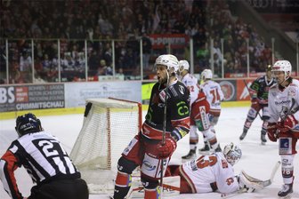 Eispiraten Crimmitschau: Welcher Spielertyp wird für die Position neben Tobias Lindberg und Colin Smith gesucht? - Tobias Lindberg jubelt auch in der nächsten Saison im Eispiraten-Trikot. Vielleicht in einer Reihe mit Colin Smith und Dominic Walsh?