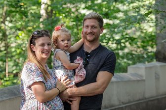 Eispiraten Crimmitschau: Welches Familienpaket die Verpflichtung von Top-Verteidiger Mirko Sacher möglich gemacht hat - Mirko Sacher mit Ehefrau Verena und Tochter Lea. Sie verbringen viel Freizeit im schattigen Sahnpark in Crimmitschau - unter anderem im Tiergehege und auf dem Spielplatz.