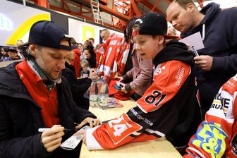 Eispiraten Crimmitschau: Wer sind die größten Favoriten der kleinsten Fans? - Kein Trikot, sondern seinen eigenen Schläger ließ sich Nachwuchsspieler Leon Kesselboth signieren. Hier macht er gerade bei Kapitän Dominic Walsh halt.