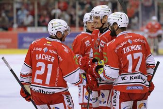 Eispiraten Crimmitschau: Wer wieder fit ist, wer weiter fehlt und bei wem es noch Fragezeichen gibt - Mirko Sacher (links) stand für die Eispiraten bisher nur in Testspielen auf dem Eis. Die Verantwortlichen und Fans hoffen, dass es am Wochenende mit seinem Pflichtspieldebüt klappt.