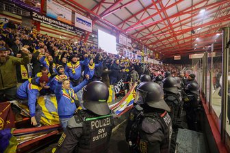 Eispiraten Crimmitschau: Wie die DEL 2 auf das Urteil zur Kostenbeteiligung für Polizeieinsätze im Fußball reagiert - Mit einem großen Aufgebot war die Polizei bei Derbys teilweise auch im Kunsteisstadion im Sahnpark im Einsatz.