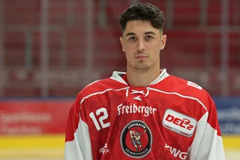 Eispiraten Crimmitschau: Wo Verteidiger Alexander Schmidt die nötige Spielpraxis bekommen soll - Alexander Schmidt nahm an den letzten vier Wochenenden nur die Zuschauerrolle ein.