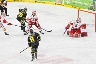 Eispiraten Crimmitschau zeigen beim Spitzenreiter einen couragierten Auftritt - Eispiraten-Keeper Kevin Reich konnte dem Puck in dieser Szene, die das 1:0 durch Krefelds Jonathan Matsumoto zeigt, nur hinterherschauen.