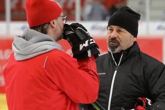 Eispiraten: Daniel Naud macht weiter - Daniel Naud (r.) bleibt Trainer des Eishockey-Zweitligisten Eispiraten Crimmitschau.