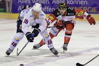 Eispiraten-Fans feiern Ex-Kapitän - Der einstige Eispiraten-Kapitän Vincent Schlenker (links) behauptet in dieser Szene vom Dienstagabend die Scheibe gegen Filip Reisnecker. Er gewann mit Kassel 3:2 nach Verlängerung an alter Wirkungsstätte.