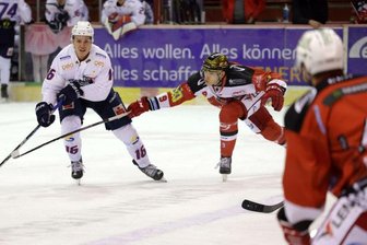 Der langjährige Eispiraten-Spieler Vincent Schlenker (l.) wurde bei seiner Rückkehr nach Crimmitschau nach dem Spiel von den Eispiraten-Fans gefeiert.