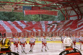 Eispiraten-Fans: "Kultras" beschenken sich selbst mit XXL-Fahne -