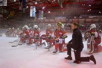 Eispiraten-Fans müssen Jubel über Derbysieg unterbrechen: Medizinischer Notfall im Kunsteisstadion in Crimmitschau - Trainer Jussi Tuores hat den Sieg gemeinsam mit den Profis auf dem Eis gefeiert.