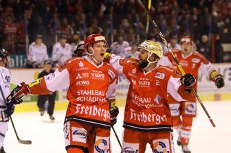 Eispiraten fegen Dresden mit 11:4 vom Eis - Rob Flick (links) macht das 2:1 und jubelt mit Goldhelm Carl Hudson.