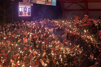 Eispiraten-Frust nach Derbyniederlage: Torhüter Oleg Shilin verletzt Teamkollege Vinny Saponari unglücklich mit Schläger im Gesicht - Tolle Kulisse und ein tolles Lichtermeer im Kunsteisstadion im Sahnpark: 3869 Zuschauer verfolgten das Sachsenderby. Das ist die zweitbeste Wert in der aktuellen Saison.