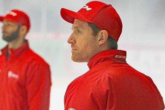 Eispiraten: Geheimnis um Ex-NHL-Star, der sich auf Trainerjob konzentriert - Alexander Sulzer (rechts) war bisher für eine Woche pro Monat als Skill-Trainer bei den Eispiraten im Einsatz. Dabei arbeitete er auch mit Co-Trainer Andrew Hare (links) zusammen.