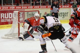 Eispiraten gehen erneut leer aus - Die Gäste aus Ravensburg vor dem Tor von Michael Bitzer.