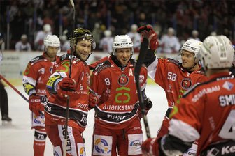 Eispiraten gelingt Doppelschlag: Mit zwei Toren in 19 Sekunden wird der Grundstein zum Sieg gelegt - Dominic Walsh (mit der Nummer 8) jubelt mit seinen Teamkollegen über den Führungstreffer.
