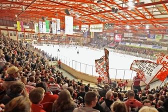 Eispiraten: Geschäftsführer und Fans planen Krisengipfel - Anhänger der Fangemeinschaft "Kultras" kehren am Sonntag auf ihre gewohnten Plätze in der Heine-Kurve zurück.